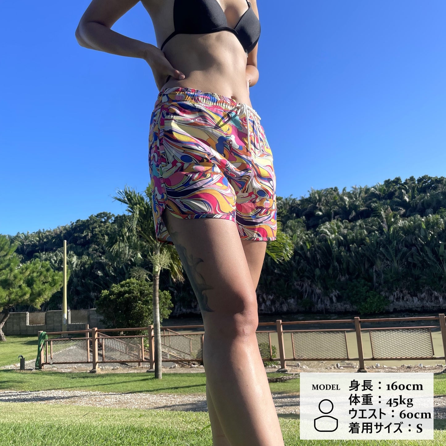 サーフパンツを着用する女性