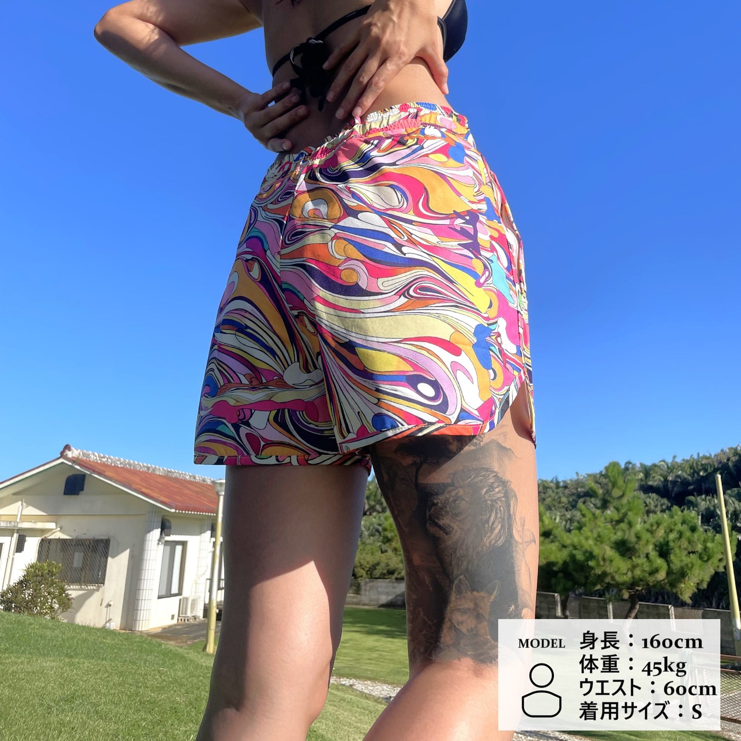 サーフパンツを着用する女性