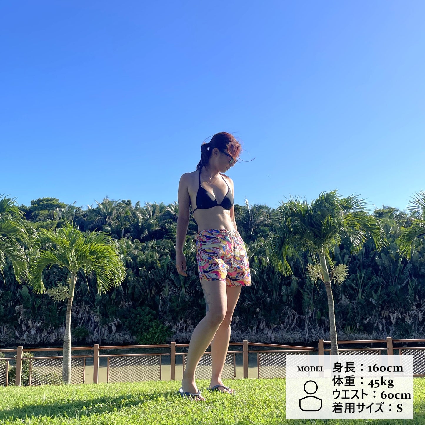 サーフパンツを着用する女性