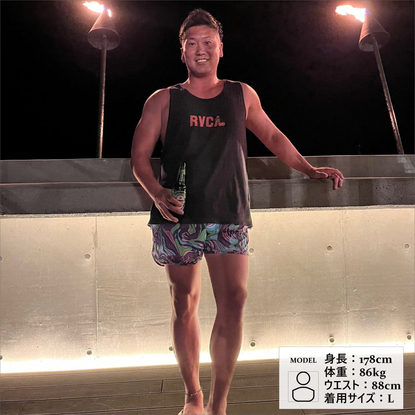 サーフパンツを着用する男性