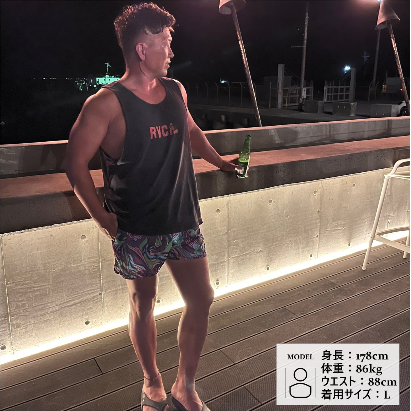 サーフパンツを着用する男性