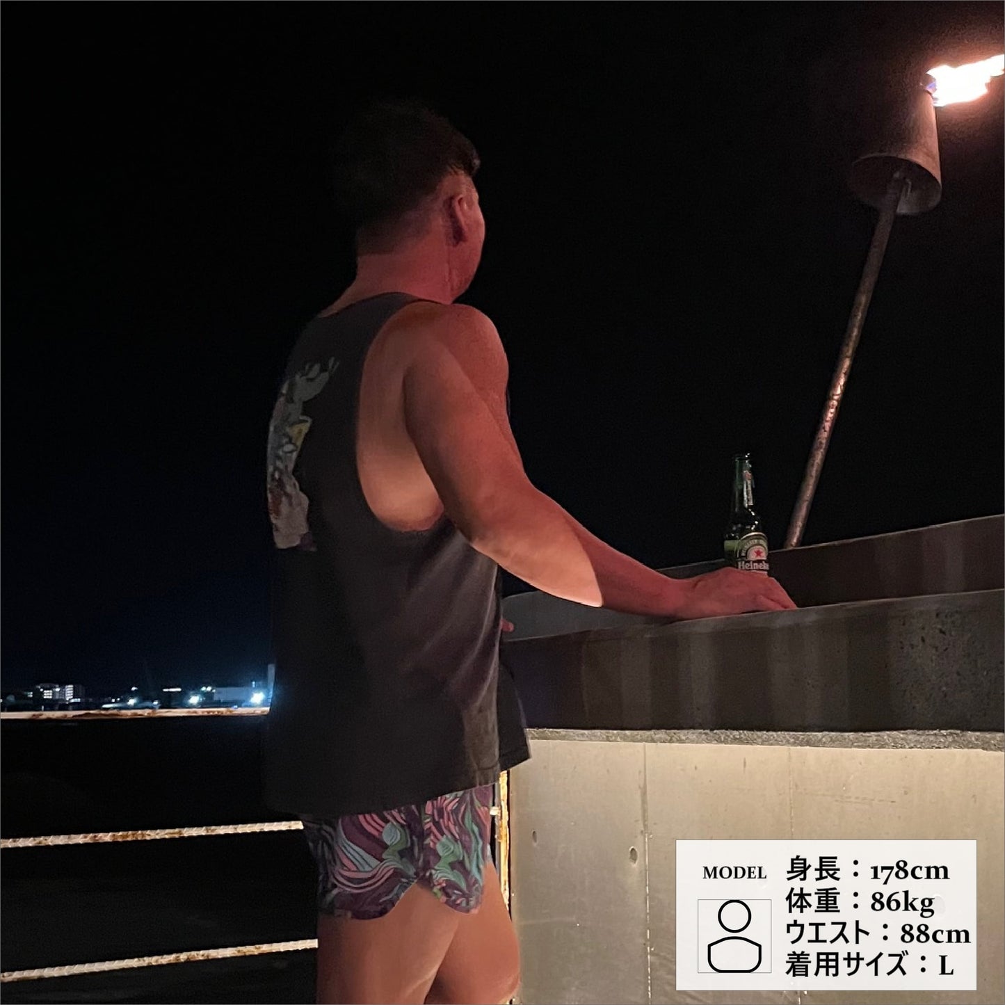 サーフパンツを着用する男性