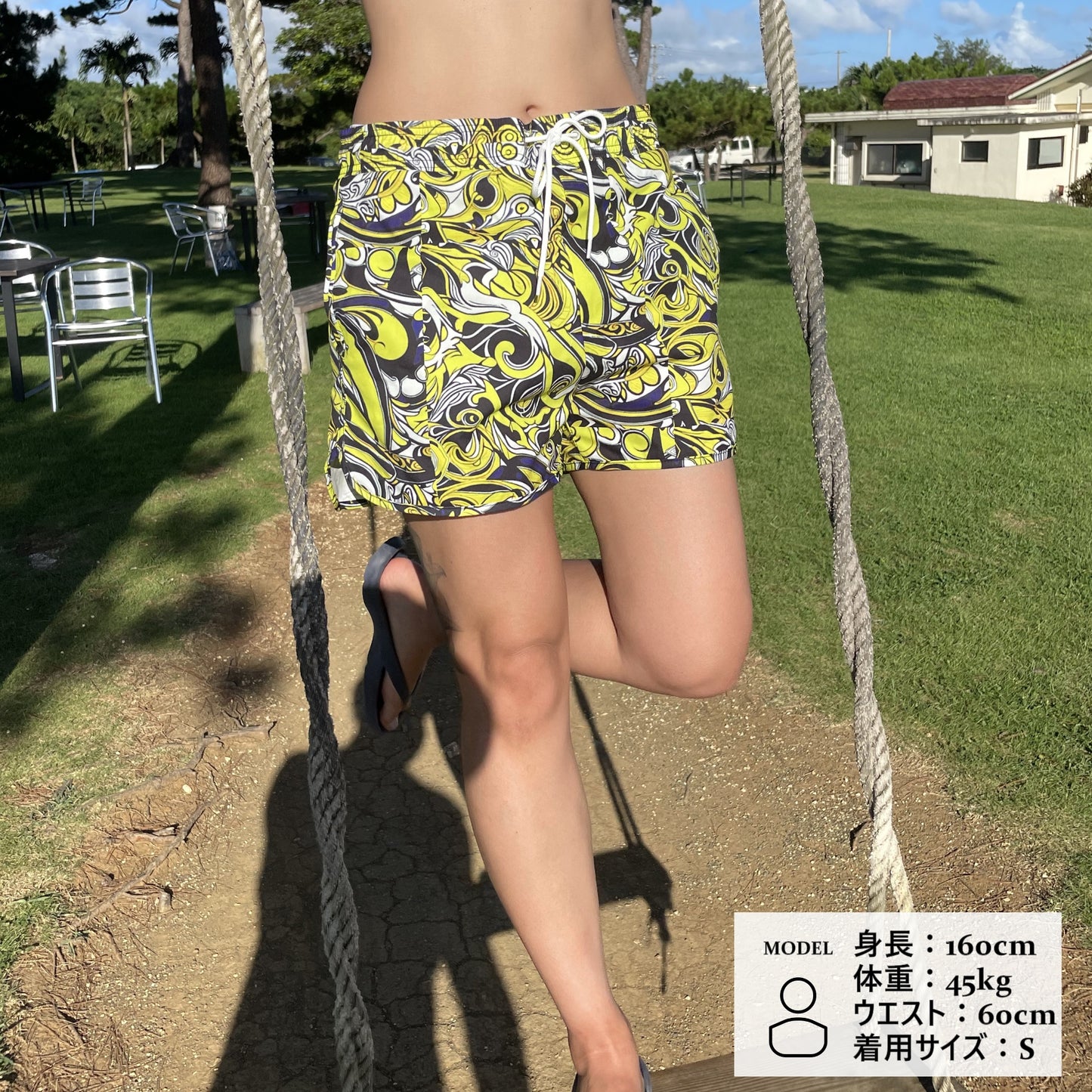 サーフパンツを着用する女性