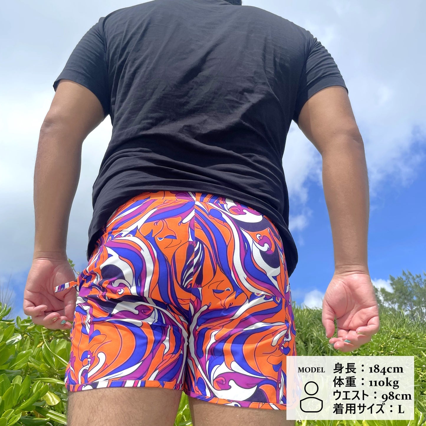 サーフパンツを着用する男性
