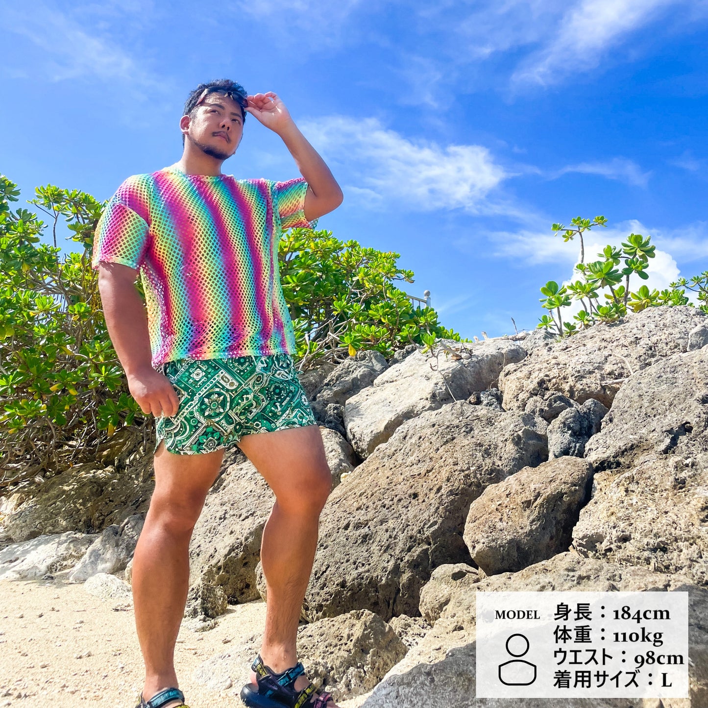 サーフパンツを着用する男性