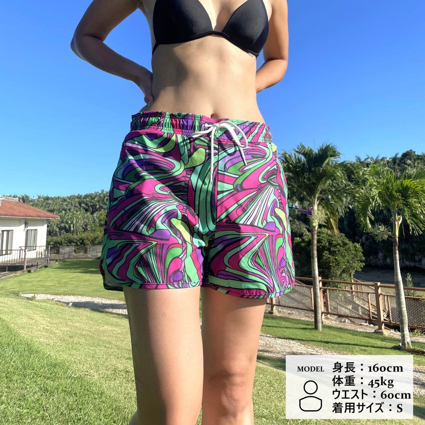 サーフパンツを着用する女性