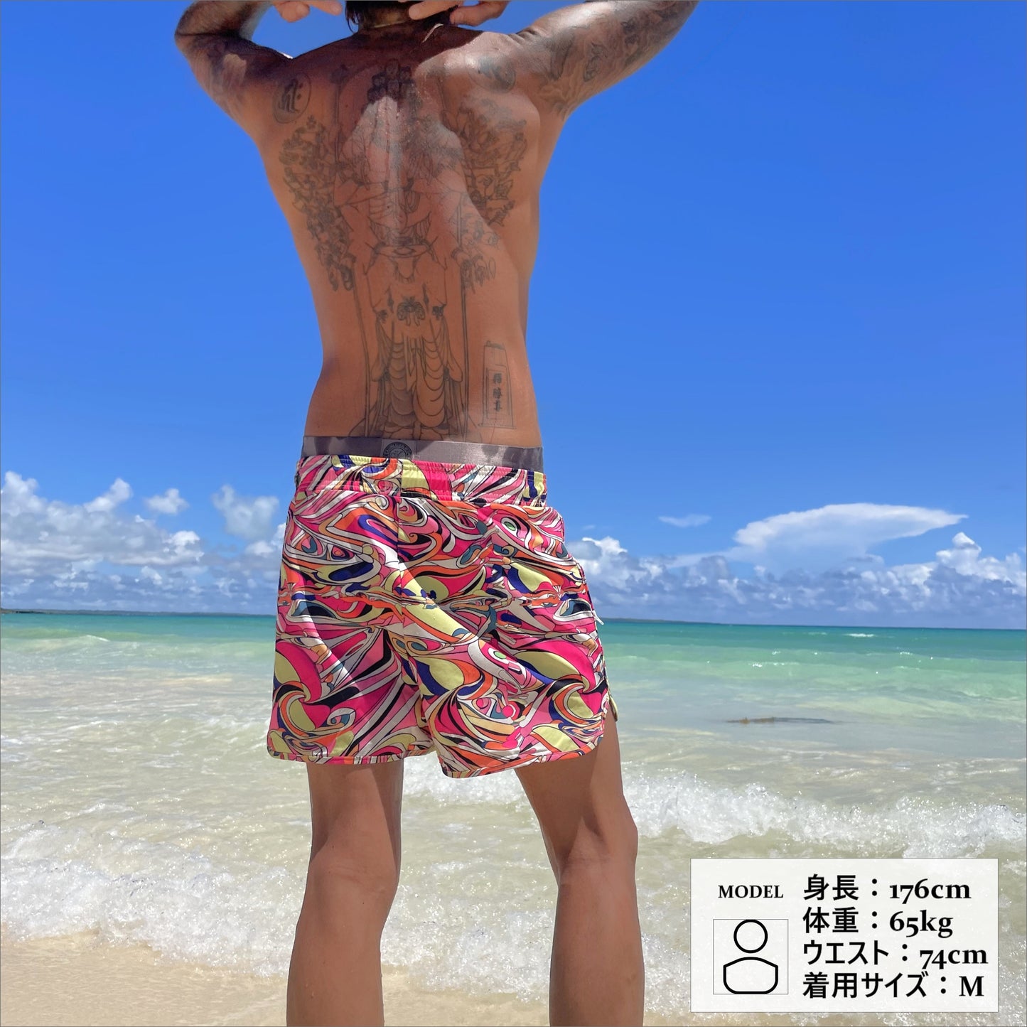 サーフパンツを着用する男性