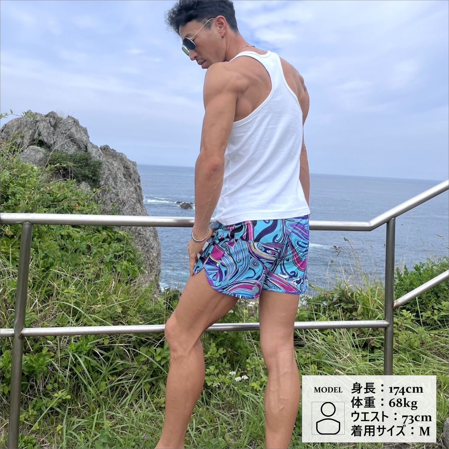 サーフパンツを着用する男性