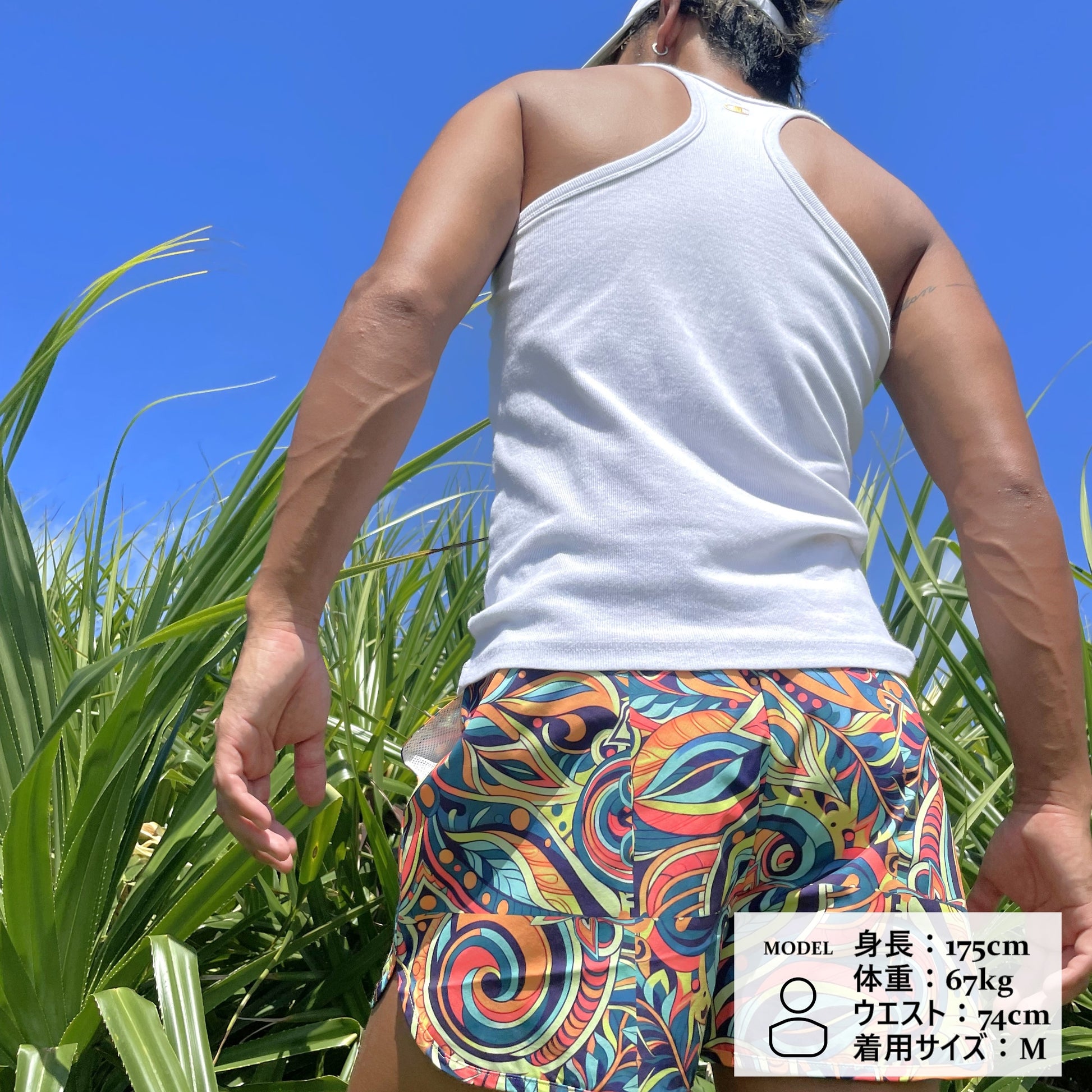 サーフパンツを着用する男性