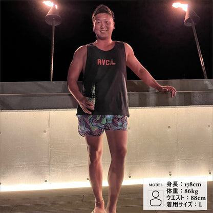 サーフパンツを着用する男性